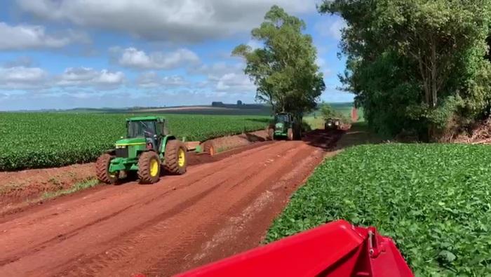 Produtores rurais ajudam recuperar estradas no interior de Cruz Alta