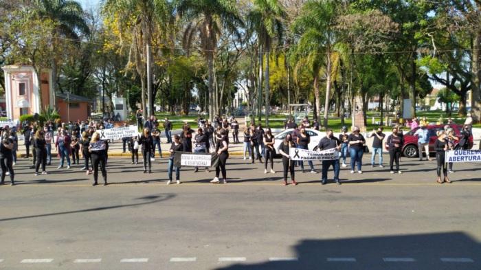 Empresários manifestam em prol do comércio local